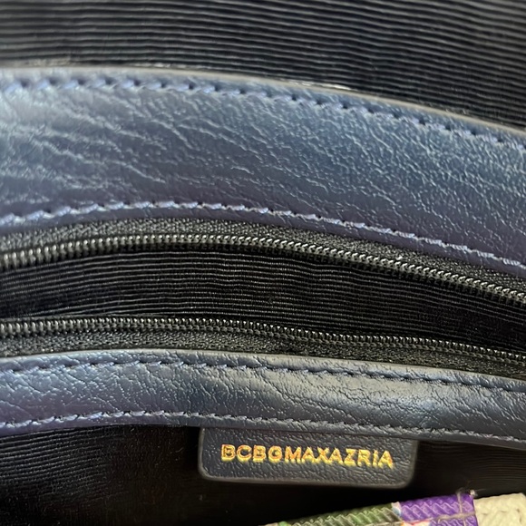 BCBGMAXAZRIA envelope shoulder navy purse cow leather, removable straps. - Picture 4 of 11